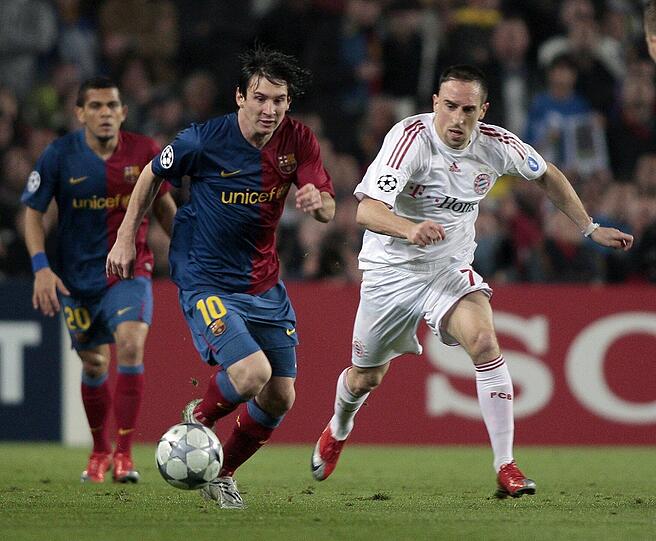 Lionel Messi - ihn zu stoppen dürfte eine der spielentscheidenden Aufgaben der Bayern-Defensive sein. Hier versucht es Franck Ribery im Champions-League-Viertelfinale 2009.