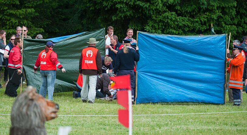 Der 25-jährige Warendorfer Benjamin Winter erlag seinen schweren Kopfverletzungen, die er sich an Hindernis 20 des Geländeritts (Oxer) bei einem Sturz mit seinem jungen Pferd Ispo zugezogen hatte.