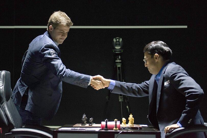 Indische Herausforderer Viswanathan Anand hat Schach-Weltmeister Magnus Carlsen(links) herausgefordert