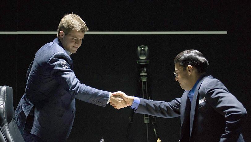 Indische Herausforderer Viswanathan Anand hat Schach-Weltmeister Magnus Carlsen(links) herausgefordert Indische Herausforderer Viswanathan Anand hat Schach-Weltmeister Magnus Carlsen(links) herausgefordert