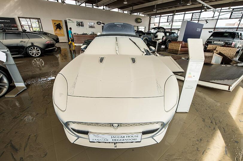 Schlamm statt Lack: Dieser Jaguar hat in Deggendorf durch das Hochwasser eine neue Farbe bekommen.