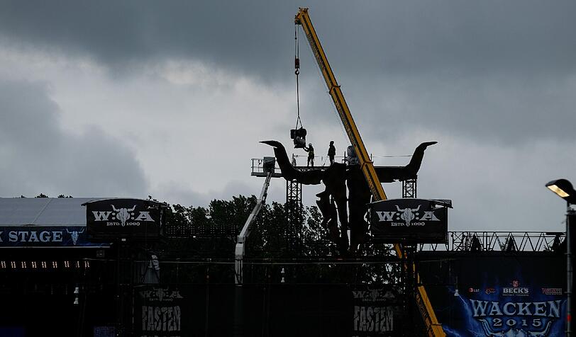 So ein Dreck! Das Wacken Open Air 2015 wird wohl ein schlammiges Unterfangen werden. Am Donnerstag geht's offiziell los, die ersten Metalfans sind schon da. Die Bilder aus Wacken.