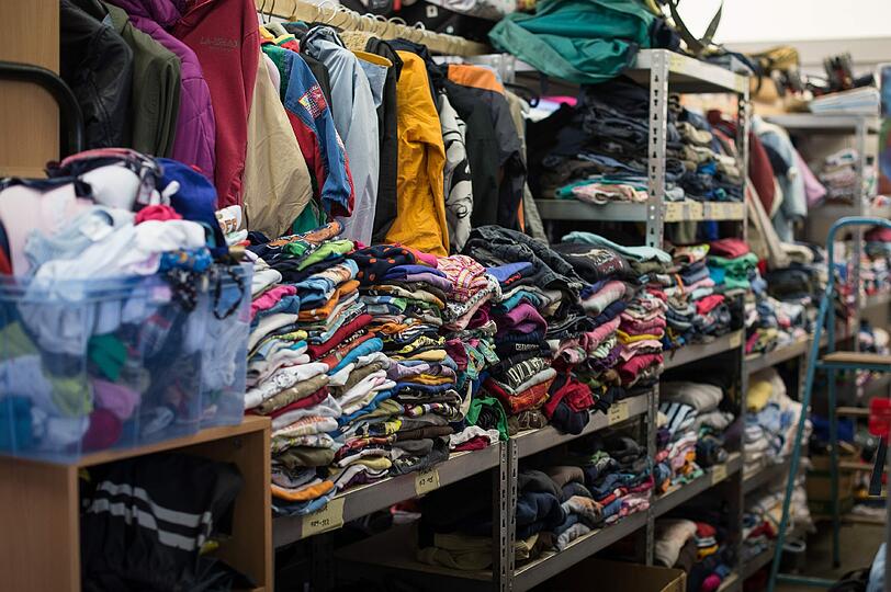 Kleidungsstücke werden rasch aussortiert und landen im Kleidercontainer oder im Müll.
