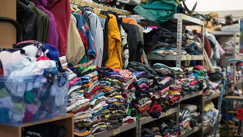 Kleidungsstücke werden rasch aussortiert und landen im Kleidercontainer oder im Müll. Kleidungsstücke werden rasch aussortiert und landen im Kleidercontainer oder im Müll.