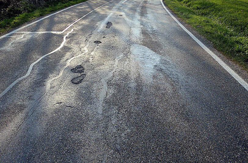 Eine Ölspur auf der Straße kann vor allem für Motorradfahrer gefährlich werden. (Archivbild)