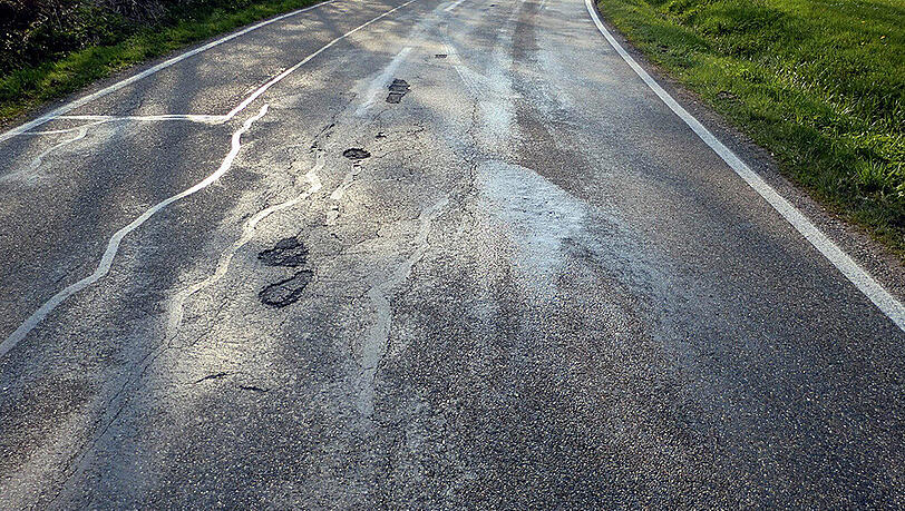Eine Ölspur auf der Straße kann vor allem für Motorradfahrer gefährlich werden. (Archivbild) Eine Ölspur auf der Straße kann vor allem für Motorradfahrer gefährlich werden. (Archivbild)