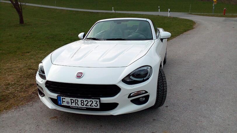 Die lange Motorhaube mit den markanten Kurven lässt das Herz von Roadster-Fans höher schlagen.