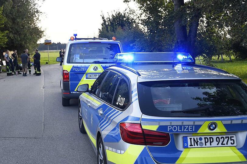 Der Motorradfahrer kollidierte mit dem Ortsschild. Er starb noch an der Unfallstelle.