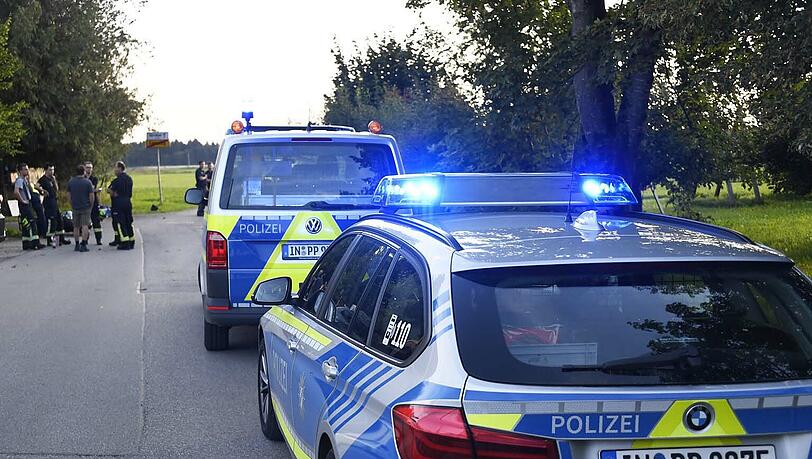 Der Motorradfahrer kollidierte mit dem Ortsschild. Er starb noch an der Unfallstelle. Der Motorradfahrer kollidierte mit dem Ortsschild. Er starb noch an der Unfallstelle.