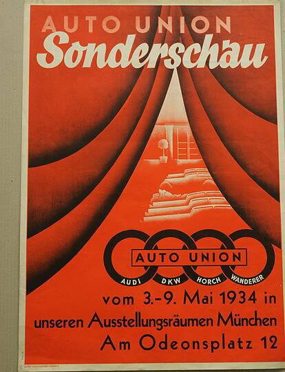 1934: Am Odeonsplatz 12 sind eine Woche lang die schönsten Automobile der "Auto Union" zu sehen. Zwei Jahre zuvor haben sich (weil finanziell angeschlagen) die vier Marken Audi, DKW, Horch und Wanderer zusammengeschlossen.