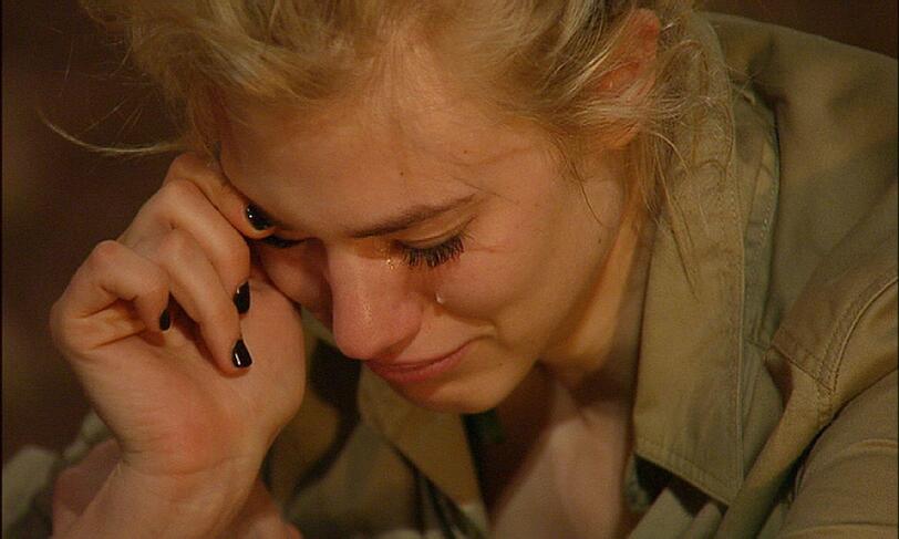 Larissa Marolt ist mal wieder mit den Nerven am Ende. Eine Spinne hat in der Nähe ihres Feldbettes ein Netz gesponnen. Sie fängt an zu weinen: 'Ich sehe hier auch Spinnen! Ich kann hier nicht schlafen.