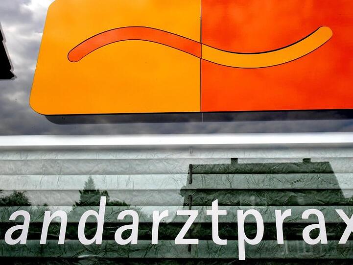 Ein Schild weist an der Eingangstür auf eine Landarztpraxis hin. (Archivbild)