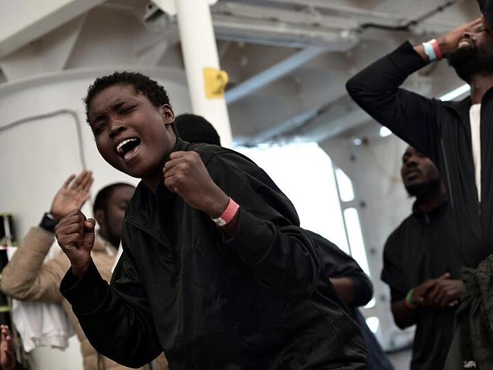 Alles, was vor ihnen liegt, ist besser als das, was sie hinter sich gelassen haben: Flüchtlinge verlassen die "Aquarius" im Hafen von Valencia.
