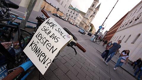 Auf der Ludwigstraße vor der Universität LMU steht ein Rad mit dem dem Spruch: "Wer soll sich das leisten können?". Anlass war die Demonstration Ausspekuliert, an der viele tausende Menschen gegen die steigenden Mieten, für bezahlbaren Wohnraum und gegen soziale Ausgrenzung in München demonstrierten.  (Symbolbild)
