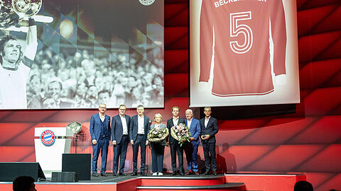 Die Nummer 5 von Franz Beckenbauer wird beim FC Bayern künftig nicht mehr vergeben.