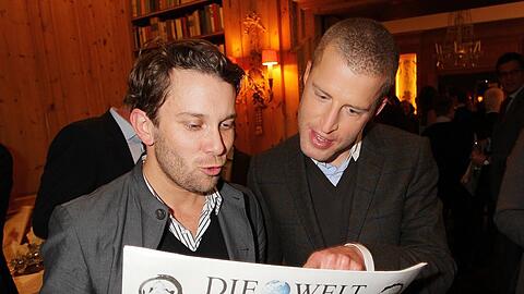 Christian Ulmen (l.) und Benjamin von Stuckrad-Barre w&auml;hrend eines Empfangs vor vielen Jahren.