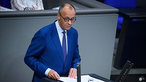"Wir haben zudem am Rande des Nato-Treffens in Ankara mit der amerikanischen Regierung vereinbart, dass amerikanische Tomahawk-Raketen von uns erworben und in Deutschland stationiert werden", sagte der Kanzler.