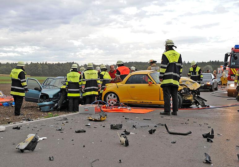 Der 43-jährige Fahrer des anderen Pkw musste mit hydraulischem Rettungsgerät aus seinem Fahrzeug
befreit werden.