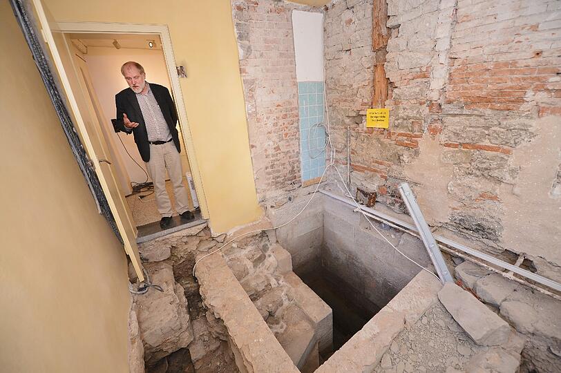 Reinhard Hüßner blickt in die wieder freigelegte Mikwe, das rituelle jüdische Tauchbecken.