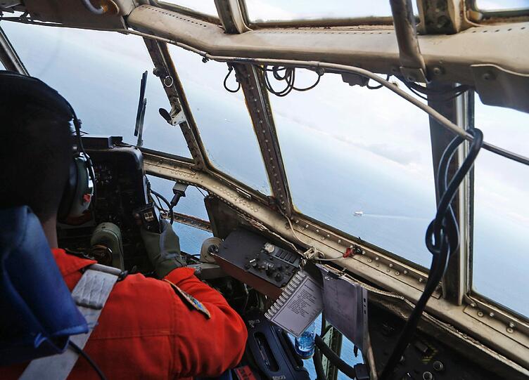 Suchtrupps haben Wrackteile der vermissten AirAsia-Maschine entdeckt. Die Maschine stürzte ins Meer.