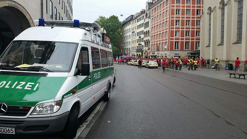 Derby-Stimmung in München: Unter Beobachtung der Polizei versammelten sich die Bayernfans am Vormittag im Tal. Vor dem Grünwalder Stadion kamen die Löwenfans dazu. Rund Tausend Polizisten sind im Einsatz.