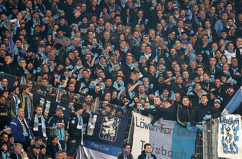 "Fans" plünderten nach der Niederlage in Bochum eine Raststätte. (Archivbild)