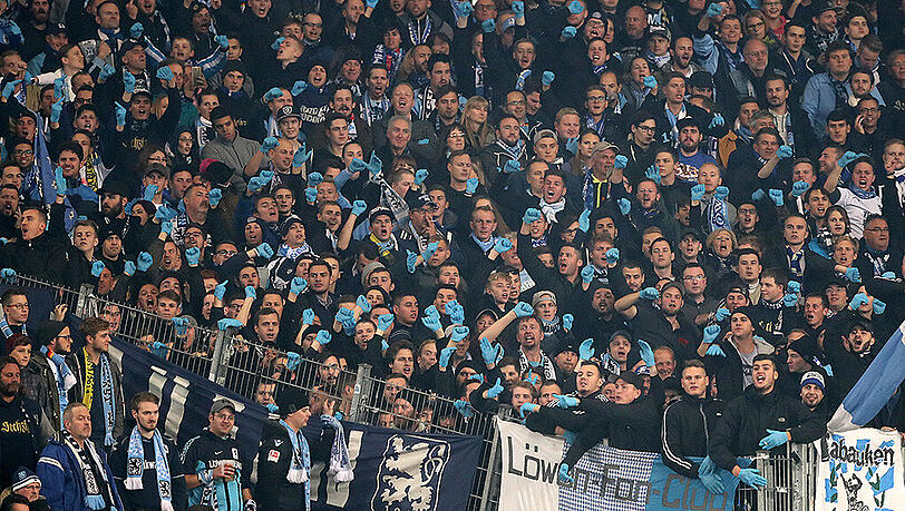 "Fans" plünderten nach der Niederlage in Bochum eine Raststätte. (Archivbild) "Fans" plünderten nach der Niederlage in Bochum eine Raststätte. (Archivbild)