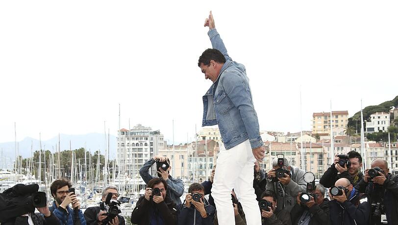 Schon beim Pressetermin zur Vorstellung des Films „Dolor y Gloria“ zog Antonio Banderas alle Register, eine Woche später wurde er in Cannes als bester Schauspieler ausgezeichnet. Schon beim Pressetermin zur Vorstellung des Films „Dolor y Gloria“ zog Antonio Banderas alle Register, eine Woche später wurde er in Cannes als bester Schauspieler ausgezeichnet.