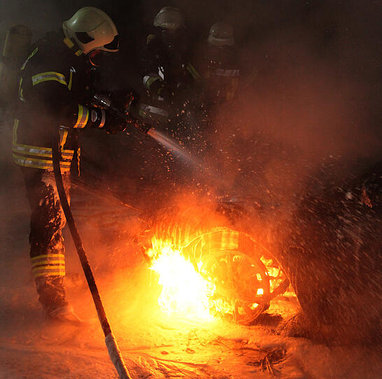 Die Flammen des brennenden Autos griffen auf die Nachbarfahrzeuge über. Die Feuerwehr konnte die Brände löschen. (Symbolbild)