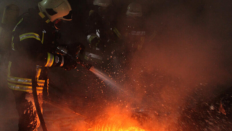 Die Flammen des brennenden Autos griffen auf die Nachbarfahrzeuge über. Die Feuerwehr konnte die Brände löschen. (Symbolbild) Die Flammen des brennenden Autos griffen auf die Nachbarfahrzeuge über. Die Feuerwehr konnte die Brände löschen. (Symbolbild)