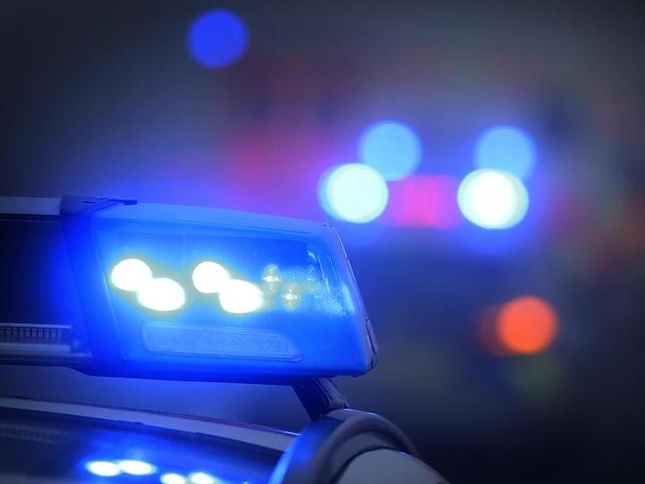 Ein Polizeiauto mit eingeschaltetem Blaulicht. Foto: Karl-Josef Hildenbrand/dpa