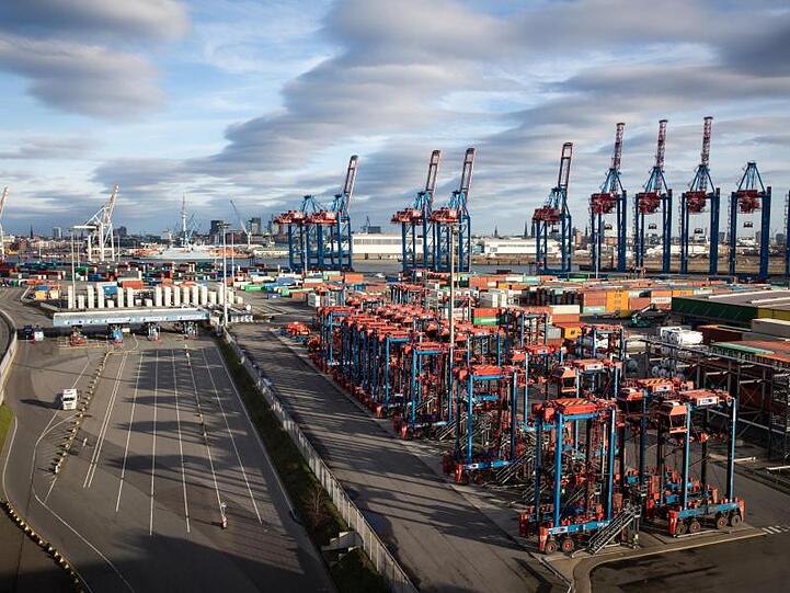 Containerumschlag in Hamburg: In den vergangenen Monaten haben die schwache Weltwirtschaft und die vielen Handelskonflikte die exportabhängige deutsche Industrie belastet.