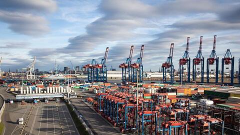 Containerumschlag in Hamburg: In den vergangenen Monaten haben die schwache Weltwirtschaft und die vielen Handelskonflikte die exportabhängige deutsche Industrie belastet.