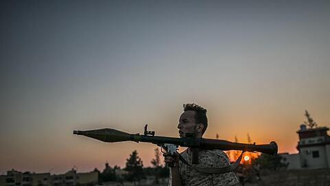 Ein Anhänger der libyschen Regierung bei Kämpfen um Tripolis im vergangenen August.