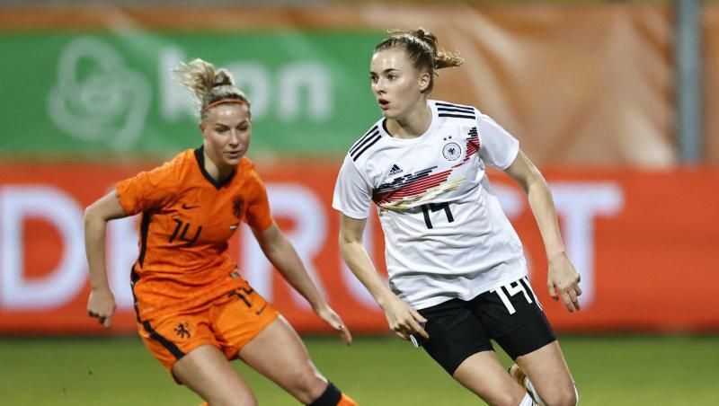 Die Niederländerin Jackie Groenen (l) kämpft gegen Laura Freigang um den Ball.