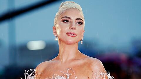Lady Gaga steht bei den Grammys 2022 auf der Bühne.