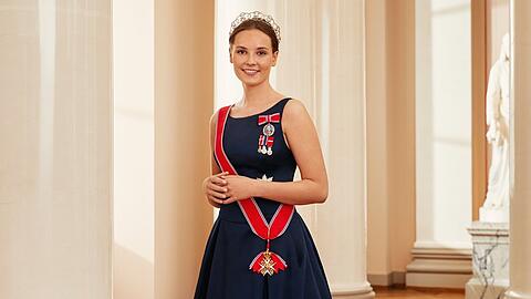 Prinzessin Ingrid Alexandra von Norwegen mit besonderem Kopfschmuck.
