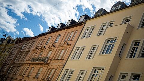 Begehrte Altbau-Wohnungen in München: Die Preise für Wohnhäuser und Eigentumswohnungen sind laut den Marktforschern vom IVD Süd im vergangenen halben Jahr weniger stark gesunken als zuvor.