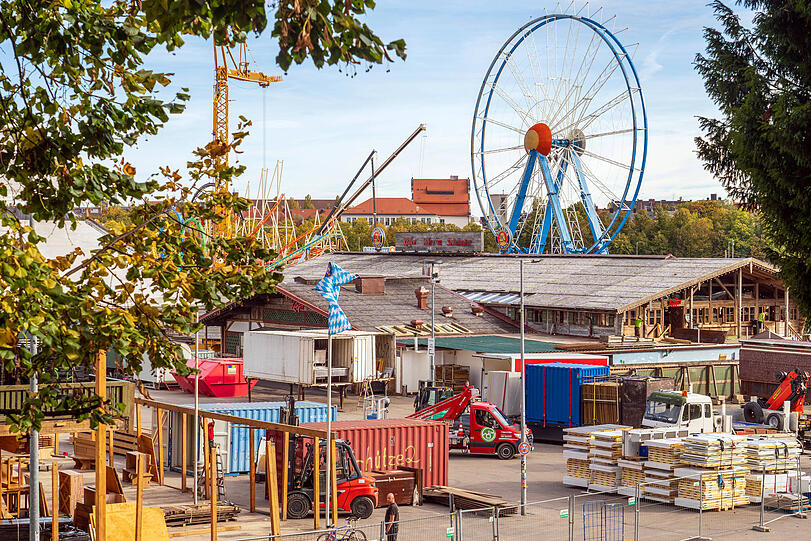 Das Oktoberfest 2024 wird abgebaut. Das Riesenrad ist bereits teilweise demontiert