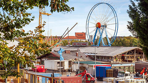 Hier wird das Oktoberfest 2024 abgebaut. Beim Aufbau wurden in diesem Jahr wieder neue Flächen asphaltiert. Daran hat sich Kritik entbrannt.