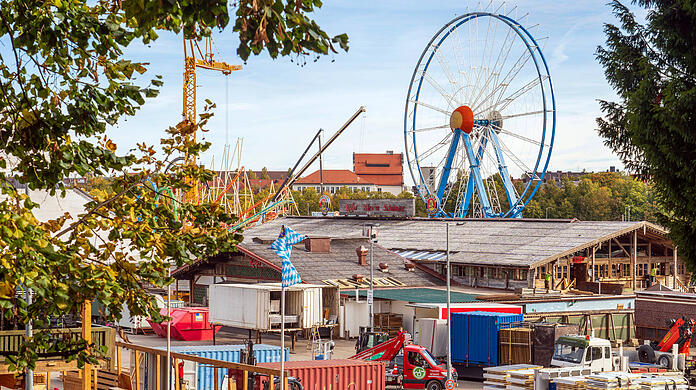 Hier wird das Oktoberfest 2024 abgebaut. Beim Aufbau wurden in diesem Jahr wieder neue Flächen asphaltiert. Daran hat sich Kritik entbrannt.