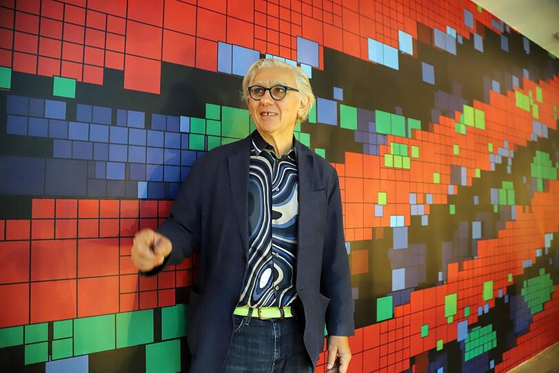 Rot-Grün-Blau: Miguel Chevalier posiert in der Kunsthalle symbolträchtig dem additiven Farbraum der digitalen Welt.