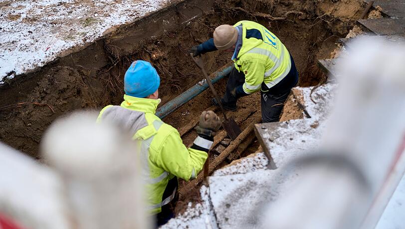 Mit Ersatzleitungen konnten einige Haushalte wieder ans Stromnetz angeschlossen werden, rund 35.000 m&uuml;ssen aber wohl bis Donnerstag Geduld haben.