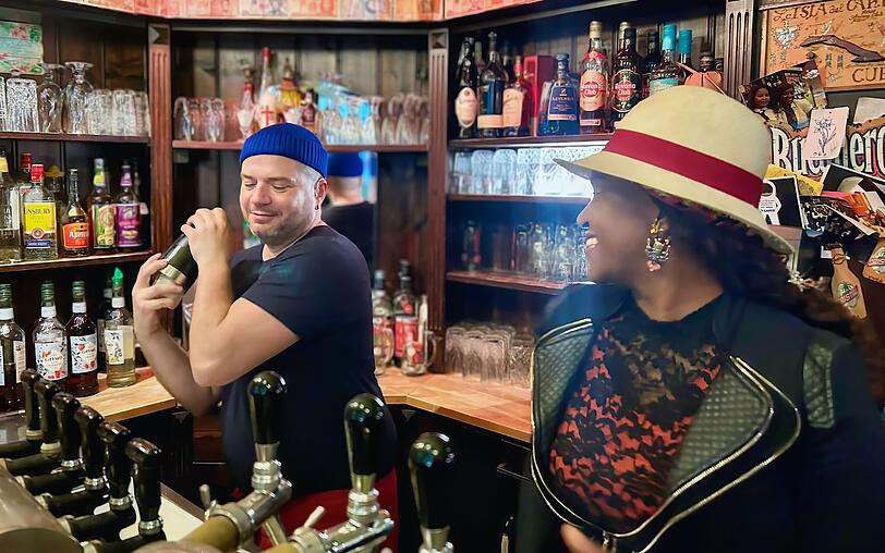 Okan Seese lernt von Zeisy Williams in ihrer Bar La Cosita, wie man gute Cocktails mixt. Okan Seese lernt von Zeisy Williams in ihrer Bar La Cosita, wie man gute Cocktails mixt.