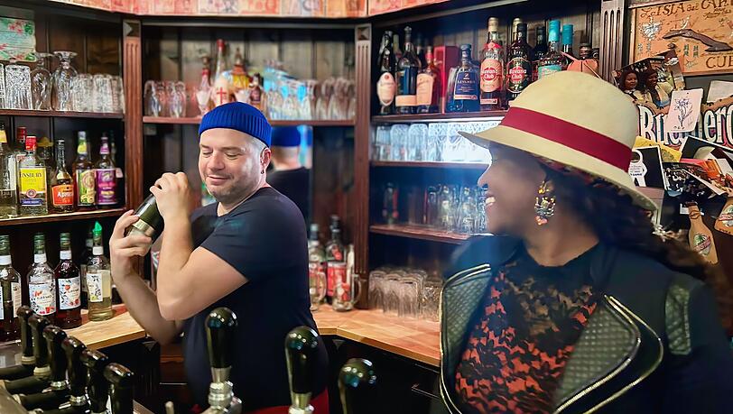 Okan Seese lernt von Zeisy Williams in ihrer Bar La Cosita, wie man gute Cocktails mixt. Okan Seese lernt von Zeisy Williams in ihrer Bar La Cosita, wie man gute Cocktails mixt.