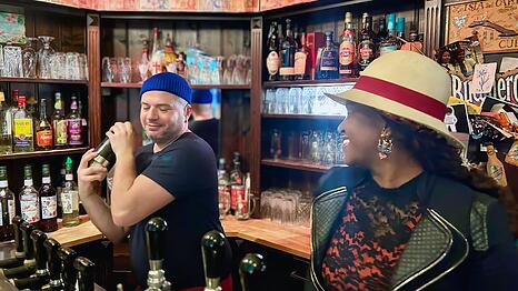 Okan Seese lernt von Zeisy Williams in ihrer Bar La Cosita, wie man gute Cocktails mixt.
