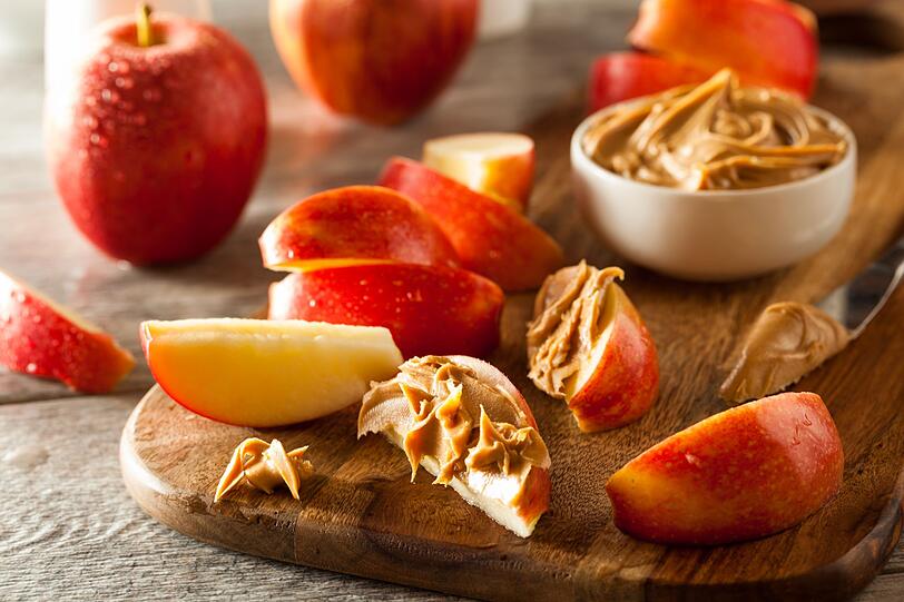 Morgens sollten zuckerreiche Fr&uuml;chte wie Ananas, Mango oder Banane lieber im Regal bleiben. Greifen Sie doch zu, kombinieren Sie sie mit Protein - etwa Nussmus, Joghurt oder Proteinpulver. Auch die Reihenfolge beim Essen wirkt sich auf den Blutzucker aus. Erst Ballaststoffe, dann Eiwei&szlig; und Fett, Kohlenhydrate zum Schluss. Das raten Fachleute wie die franz&ouml;sische Ern&auml;hrungsexpertin und Biochemikerin Jessie Inchausp&eacute;.