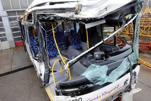 Zerbeult, zertrümmert, zersplittert: Der Unfall-Bus wird jetzt untersucht.