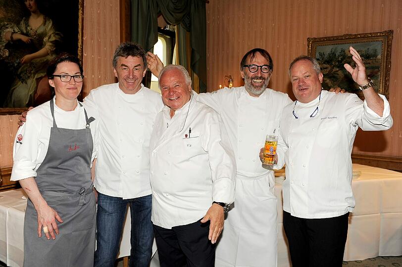 Geballte Kompetenz für den guten Zweck: Tantris-Souschef Sigrid Schelling mit seinem Chef Hans Haas, Eckart Witzigmann, Norbert Niederkofler(Restaurant St. Hubertus, St. Kassian), Dieter Koschina (Vila Joya, Albufeira)