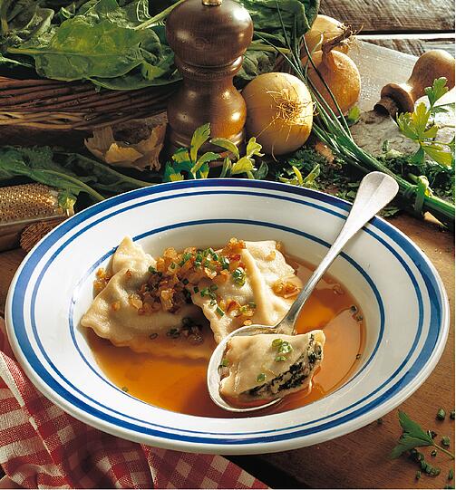... Spätzle und Maultaschen in Baden-Württemberg. Hier lässt sich wieder kein eindeutiges Urteil fällen. Beide Bundesländer haben kulinarische Highlights. Punktestand: Bayern 4 : 3 Ba-Wü.